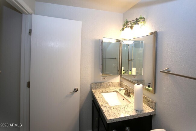 Building Photo - 924 E Manor Dr
