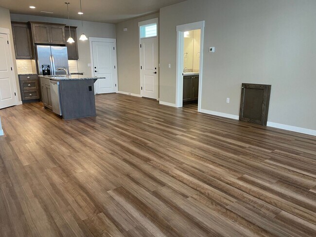 Building Photo - GORGEOUS 3 BED/2 BATH OPEN CONCEPT HOME IN...