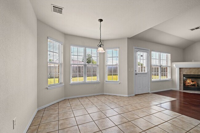 Building Photo - 3 Bed, 2 Bath Home Near Osage Park & Walma...