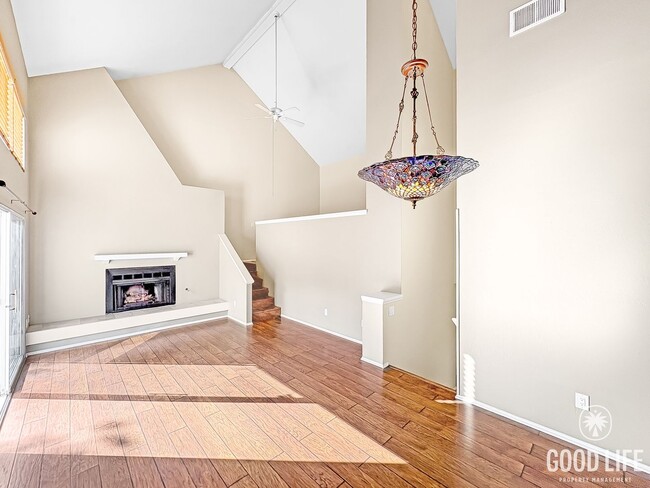 Building Photo - Beautiful 2B/2BA Townhouse with Attached 2...