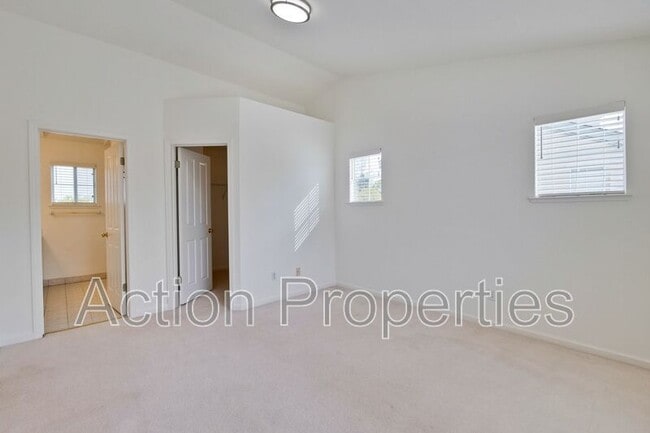 Building Photo - 857 Markham Terrace