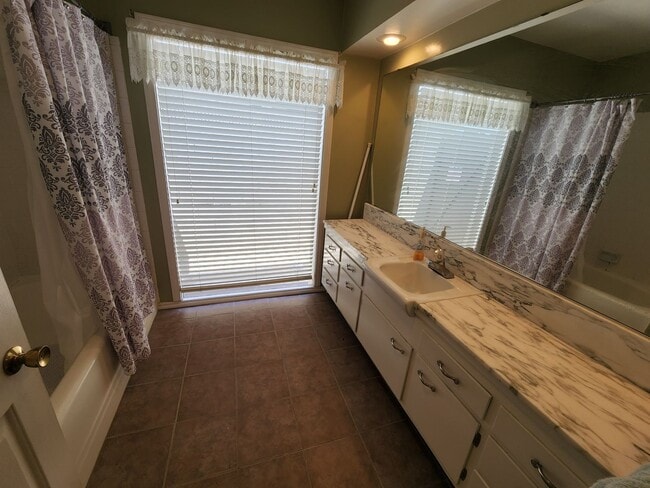 Building Photo - Excellent home on large lot for lease!