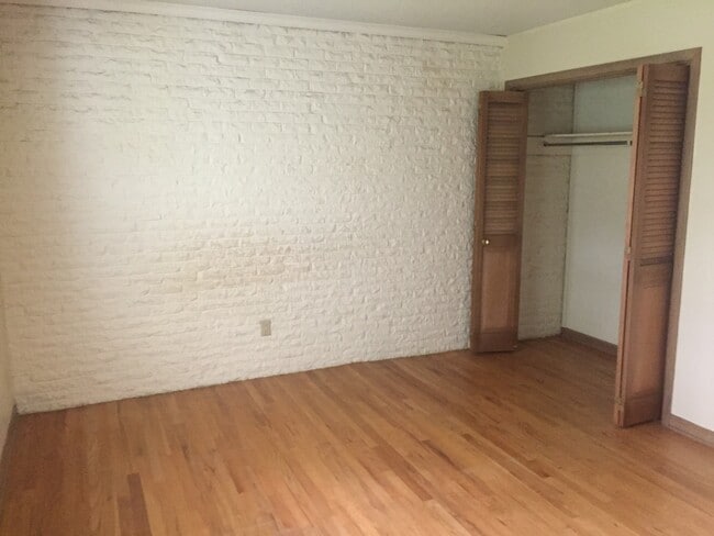 Building Photo - Gorgeous 2 Bedroom, 1.25 Bath Townhouse near UIHC