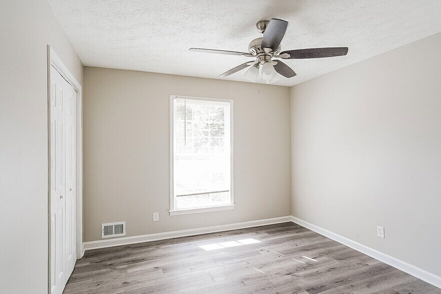 Building Photo - 5010 Ailene Dr