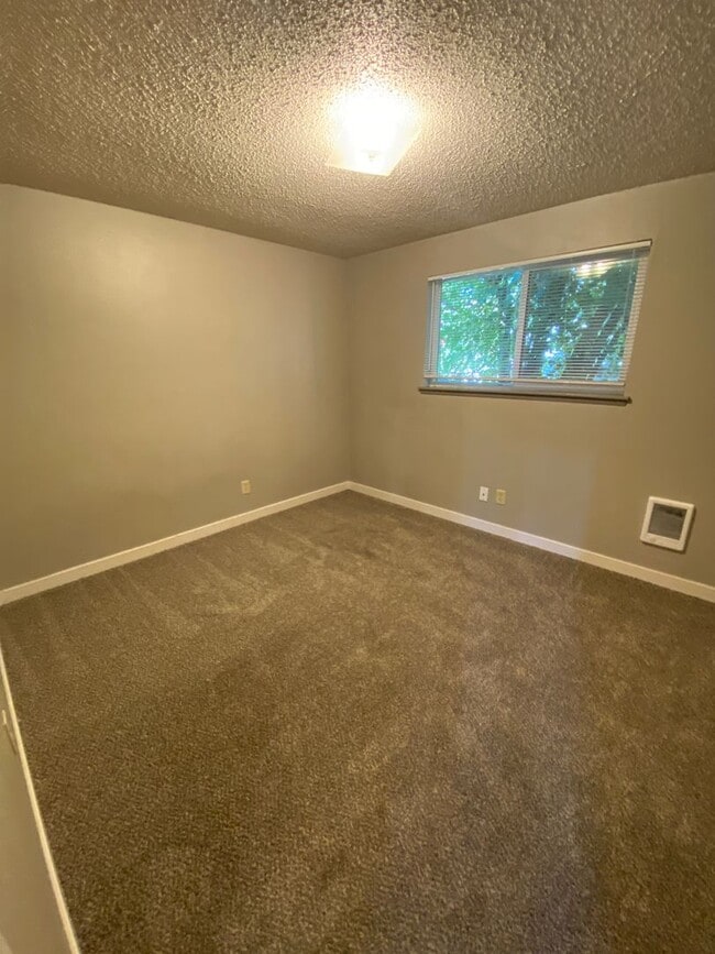 Building Photo - YAK017