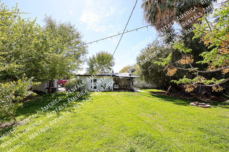 Building Photo - 1538 E Cedar St
