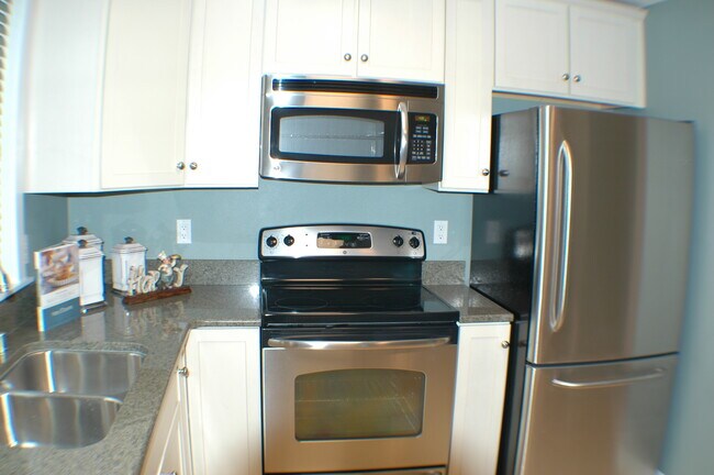 Building Photo - Longfellow Creek Condos