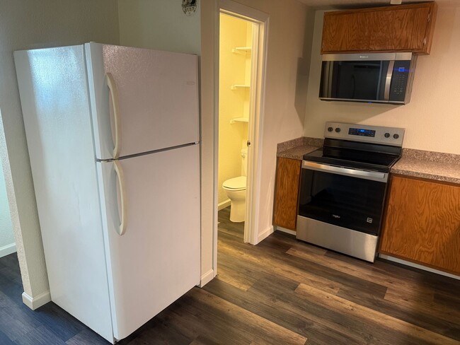 Building Photo - Studio apartment with a large garage in Eugene!