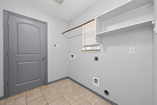 Building Photo - 10542 Parkside Dr