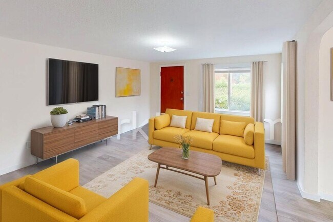 Building Photo - Small Pet Friendly - 2 Bedroom Single Fami...