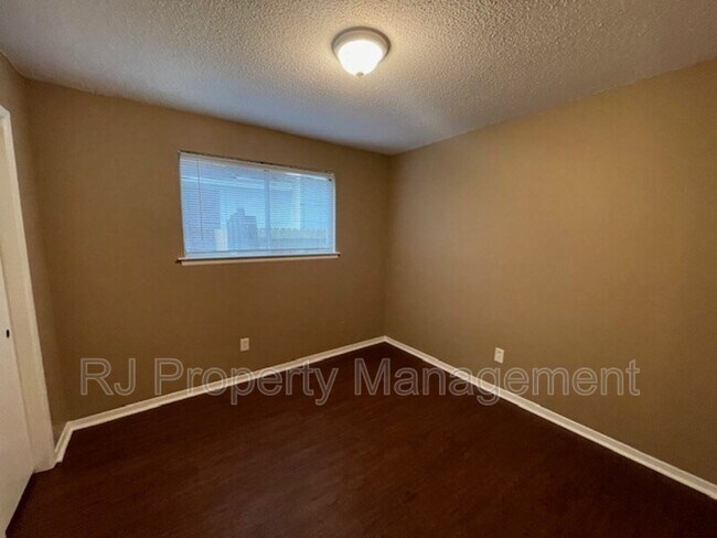 Building Photo - 3432 Powell Ave