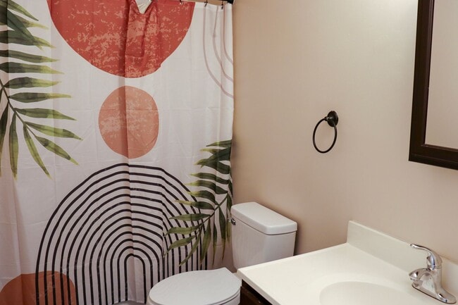 Building Photo - Charming 4 bedroom, 2 bathroom home in Greensboro w lake front views