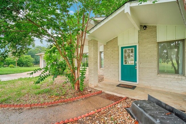 Building Photo - 3106 E Palm Valley Blvd