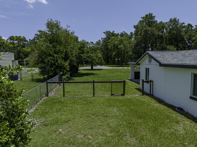 Building Photo - Central Lakeland Home with big yard!