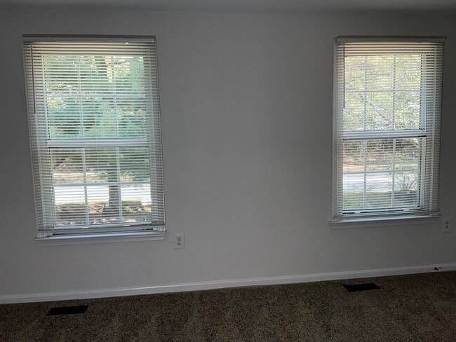 Building Photo - Very well maintained 3 bedroom 2 full 1 half bath town home located in the desired Stonebridge Co...