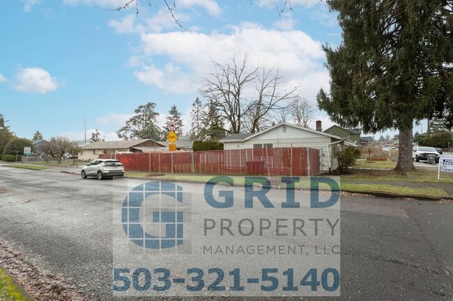 Building Photo - 3 Bedroom Home - Large Corner Lot - SE Portland!