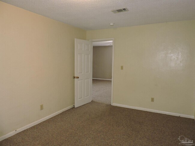 Building Photo - 2108 W Lakeview Ave