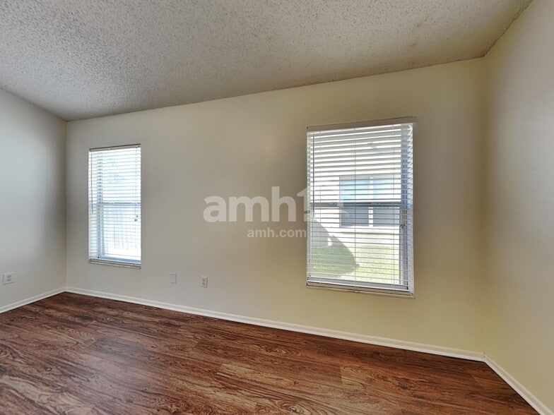 Building Photo - 96 Knights Hollow Dr