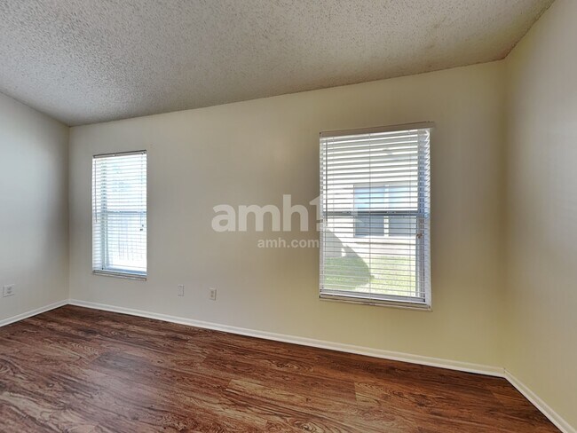 Building Photo - 96 Knights Hollow Dr