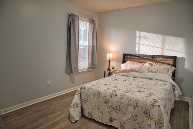 Building Photo - 912 Kennesaw Dr