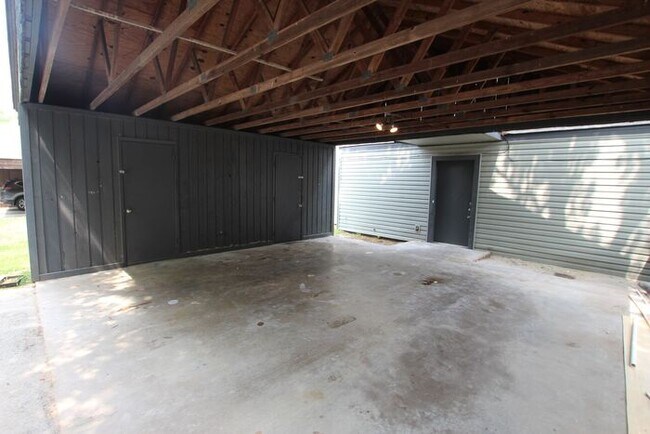 Building Photo - Available Now! Recently remodeled 3/2 in T...