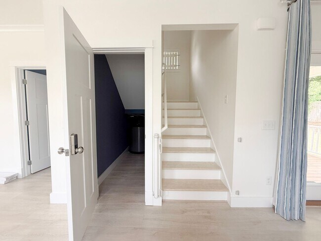 Building Photo - Pet-Friendly 3-Bedroom Home with Bright, Airy Coastal Style