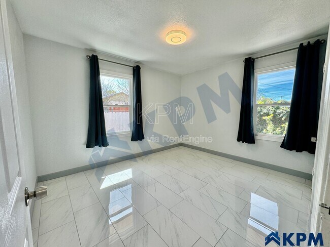 Building Photo - 2037 Lake Dr