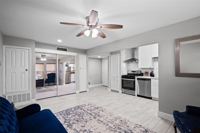 Building Photo - 8100 Seawall Blvd