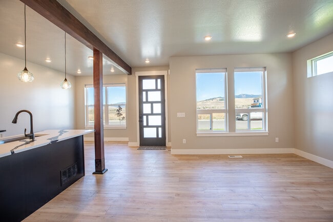 Building Photo - 5377 Remington Dr