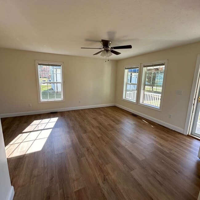 Building Photo - 218 Magnolia St