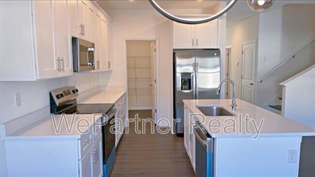 Building Photo - 3 Sandstone Dr