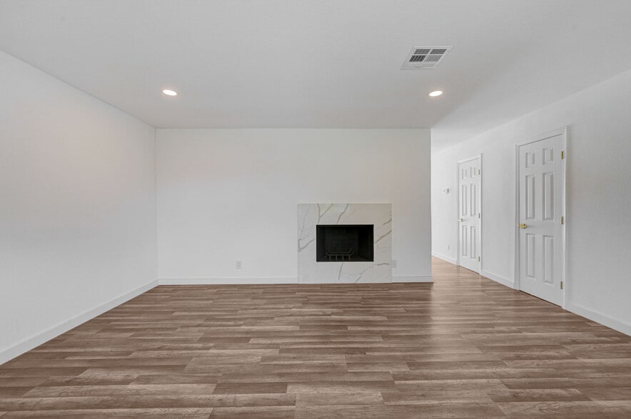 Building Photo - 571 Greenbriar Townhouse Way