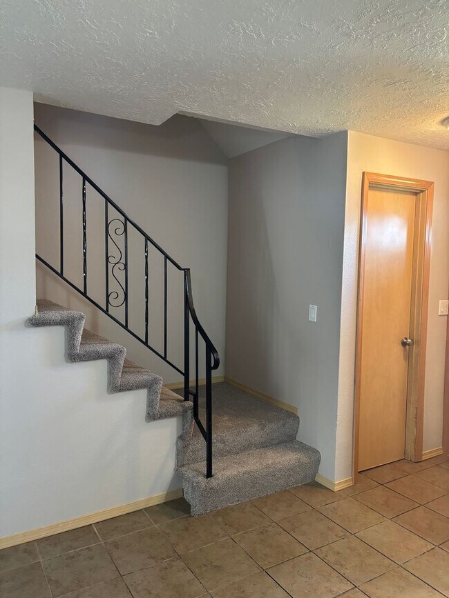 Building Photo - $1,000.00  OFF  1ST  FULL  MONTH'S  RENT   Pet-friendly Townhouse Near Parks and Downtown Newberg...