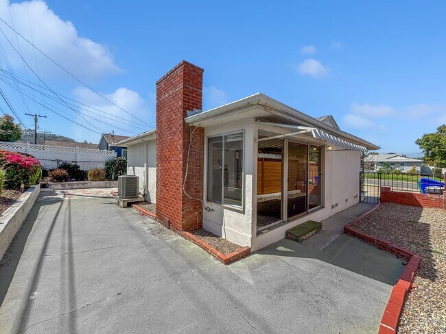 Building Photo - Beautifully Upgraded 2B/2BA House W/ 2-Car...