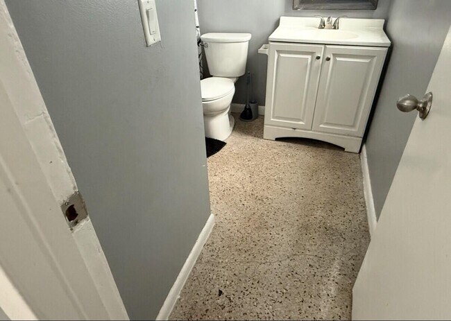 Building Photo - 1118 N H St