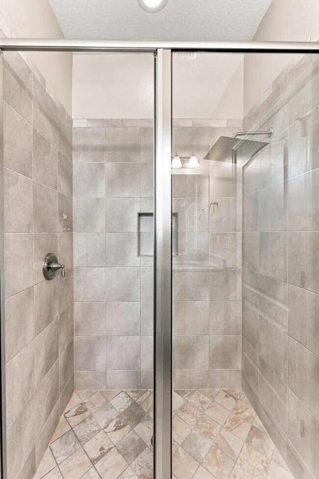 Building Photo - Stunning 3 BR + LOFT / 2.5 BA/ 2-Car-Garage Townhome in GATED community!