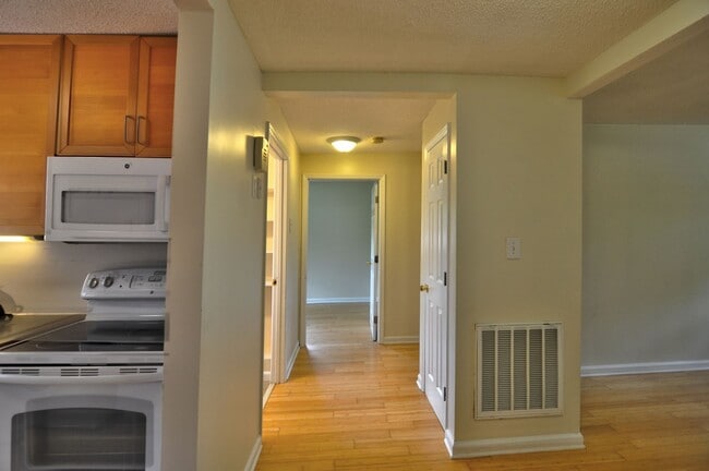 Building Photo - Cute 2 bedroom - Close to Downtown Carrboro and UNC!