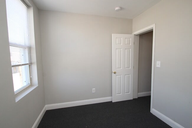 Building Photo - Updated & Lovely Harwood 3bd/1ba rowhome w...