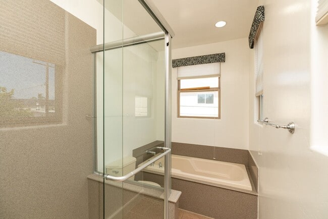 Building Photo - 3 Bedroom Townhome in Crown Point – Pacific Beach
