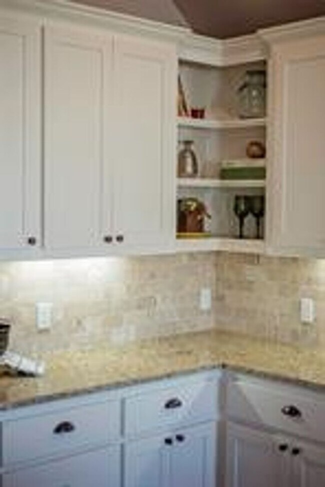 Building Photo - 3 Bed | 2 Bath | 2 Car Garage - Bungalow S...