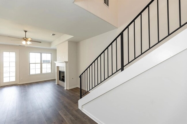 Building Photo - 140 Blue St