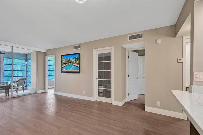 Building Photo - 3051 S Palm Aire Dr