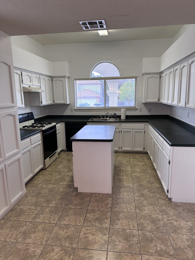 Building Photo - 12100 Dos Rios Dr
