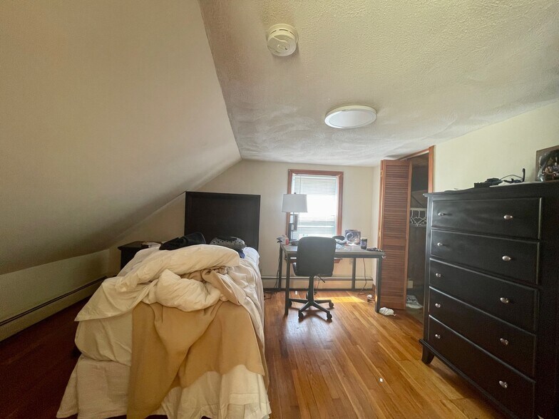 Building Photo - 570 Somerville Ave