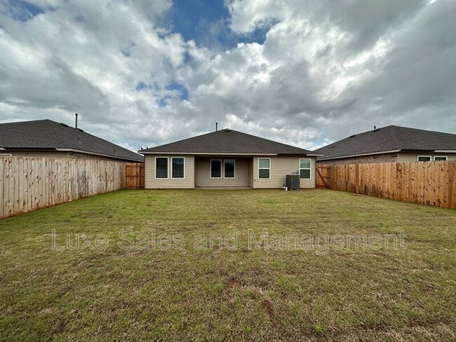 Building Photo - 10516 SW 41st Pl