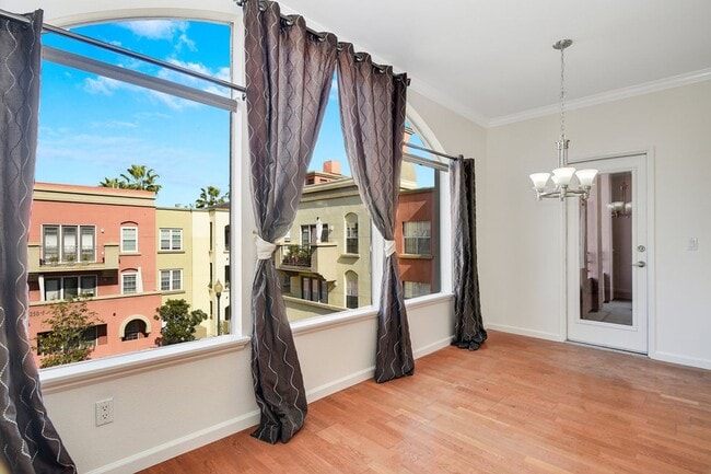 Building Photo - 2 bedroom 2 bathroom condo in Uptown District!