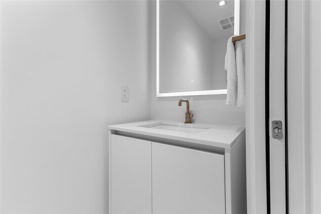 Building Photo - 700 NE 24th St