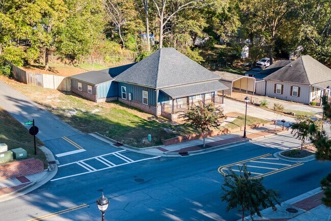 Building Photo - 4615 S Lee St