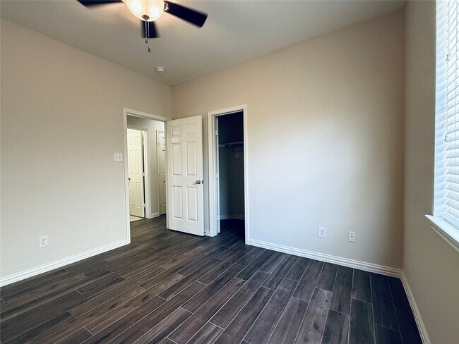 Building Photo - 5222 Hanneck Valley Ln