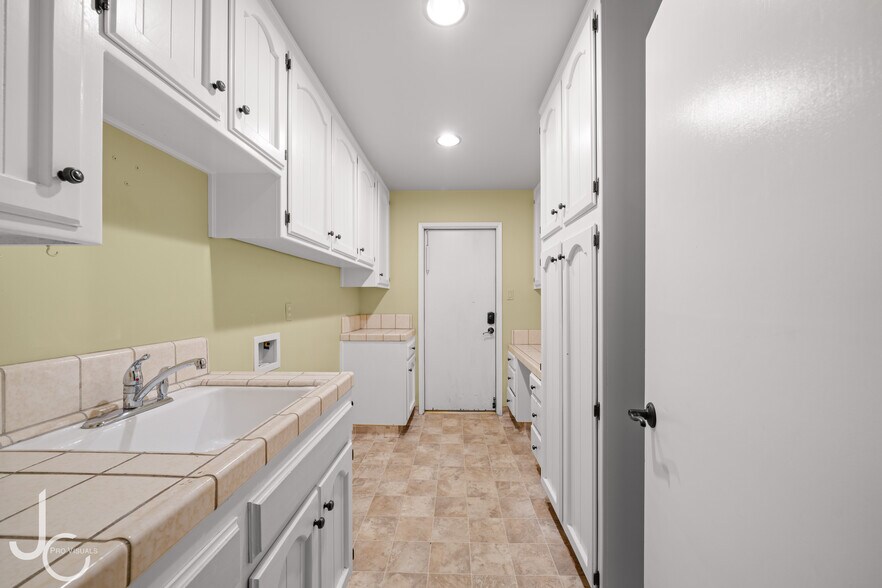 Building Photo - 12139 Cattle King Dr